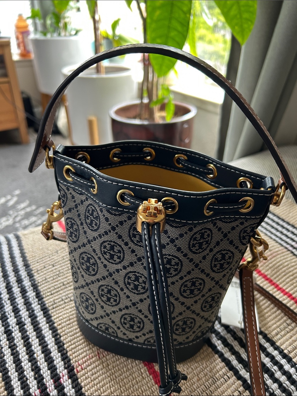 Tory Burch Navy and Beige Logo Bucket Mini Bag - Picture 6 of 6